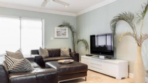 Comfortable Home, 7 min Walk to Beach, Hot Tub,